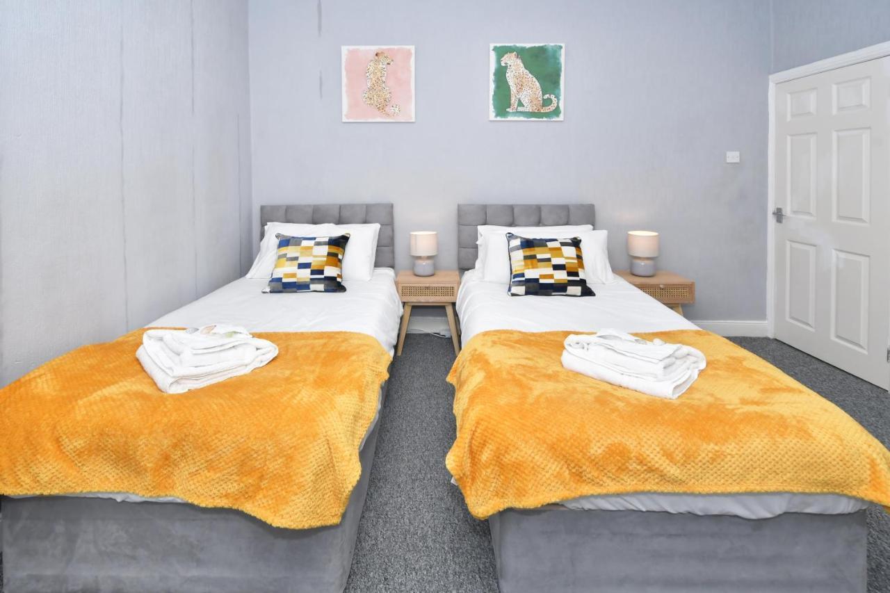 The Yellow Door By Avenew Management Serviced Accommodation Stoke-on-Trent 외부 사진