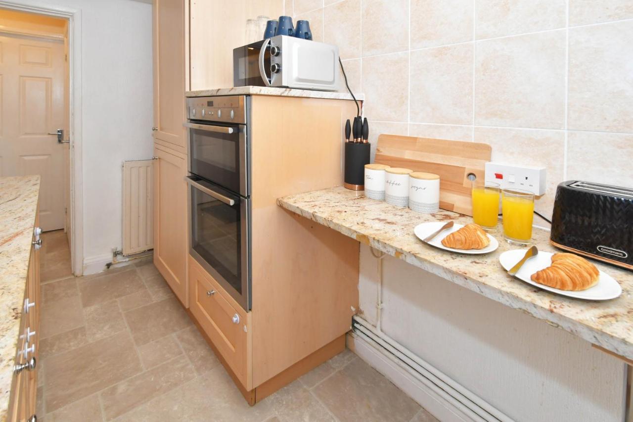 The Yellow Door By Avenew Management Serviced Accommodation Stoke-on-Trent 외부 사진